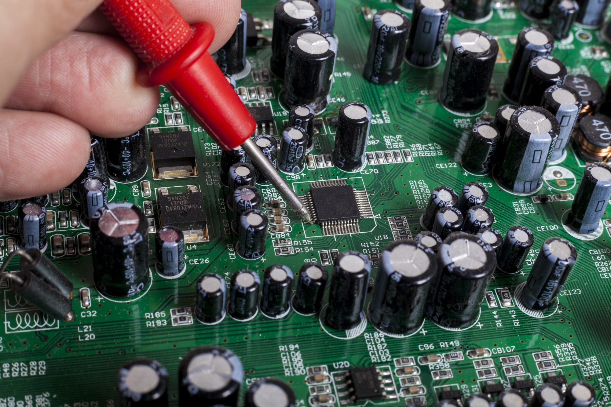 Tendencias innovadoras en electrónica para el 2024: lo que viene en repuestos y herramientas